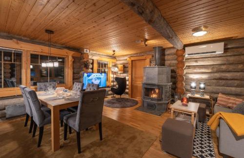 Saariselka Ski Chalet | Kuukkeli Log Houses Villa Aurora "Pupula"