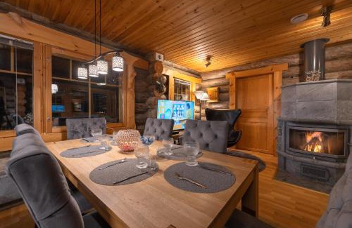 Saariselka Ski Chalet | Kuukkeli Log Houses Villa Aurora "Pupula"