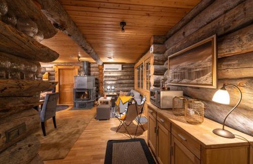 Saariselka Ski Chalet | Kuukkeli Log Houses Villa Aurora "Pupula"