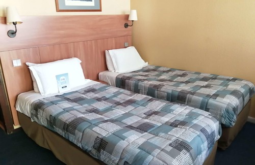 Les Ponts-de-Ce Hotel | Kyriad Angers Pont De Ce