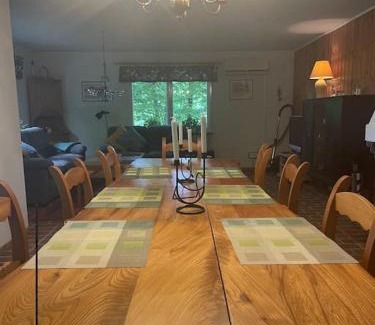 Listarum Apartment | Lönnekullen, enkel sommarstuga mitt i skogen på Österlen med dusch ute