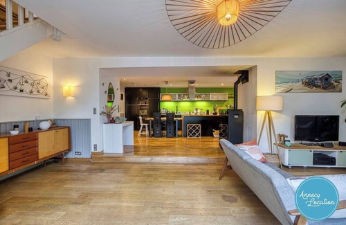 Menthon-Saint-Bernard House | L’Écrin du Château – Charming Village House