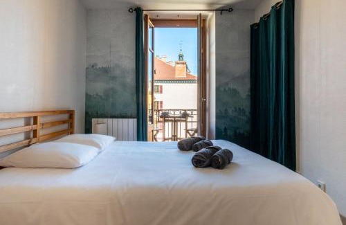Annecy Old Town Apartment | L'îsle Perrière - Chambre-Balcon-Vue