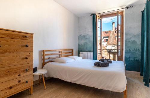 Annecy Old Town Apartment | L'îsle Perrière - Chambre-Balcon-Vue
