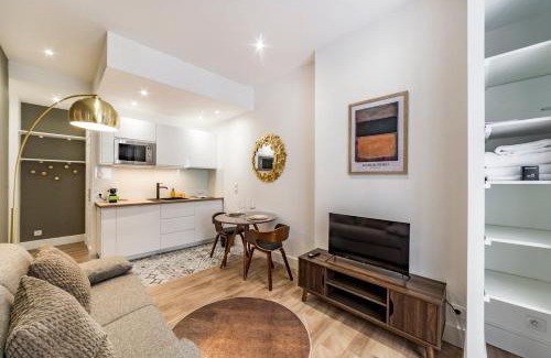Republique - Tolstoi Apartment | L'absinthe AIL