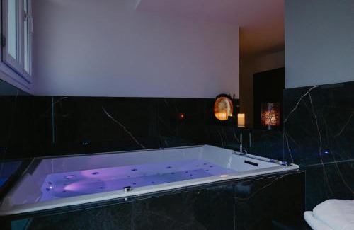 Clisson Apartment | L'alcôve Clisson-Love room- Gîte Romantique-SPA