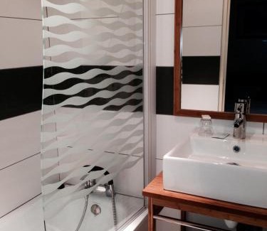 15th Arrondissement Hotel | L'Amiral