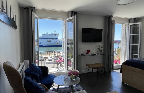 Downtown Le Havre Apartment | l'ANCRE Studio Perret with balcony in front of the harbor entrance.