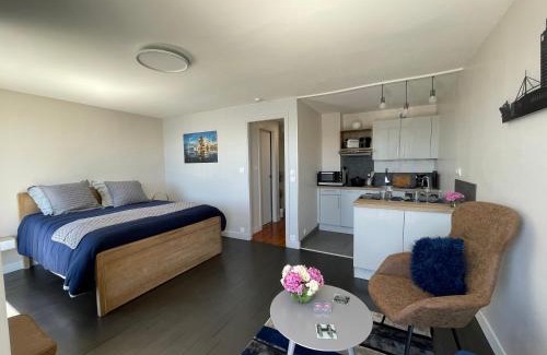 Downtown Le Havre Apartment | "L'ancre" Studio Perret Pleine vue mer