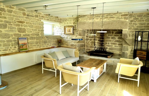 Plomeur House | L'annexe de La Torche Penty en Pierre Rénové Avec Élégance