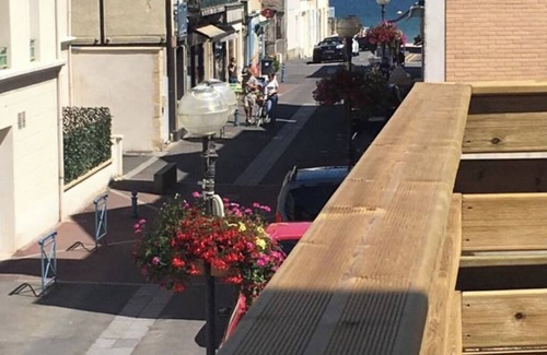 Lion-sur-Mer Apartment | L'Annexe - Terrace apartment 100m from the beach