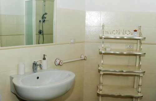 Historic Castle District House | L'Antica Torre Caralis Holiday