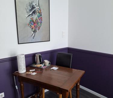 Ep 21 - Saint-Paul House | L'appARTement - chambre avec salle de bains et wc dans une galerie d'art