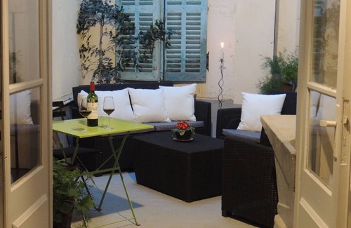 Limoux Apartment | L'Appartement Cour, pretty and spacious with private courtyard in Limoux centre