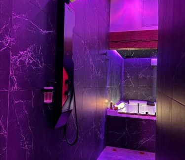 Quartier Administrations Apartment | L’arène des plaisirs - love room