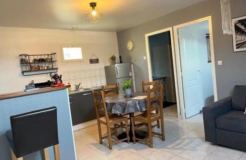 Miroir - Batignolles Apartment | L'Arbre de Vy - T2 42m2 indépendant, 5 pers, garage, proche Gare