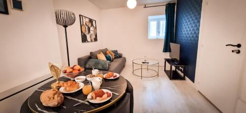 Villefranche-de-Rouergue Apartment | L'Art Déco 3 étoiles Wifi, Netflix, Disney, Coeur de Bastide