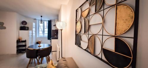 Villefranche-de-Rouergue Apartment | L'Art Déco 3 étoiles Wifi, Netflix, Disney, Coeur de Bastide