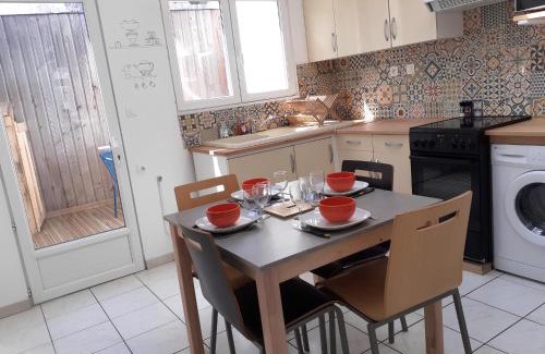 Amiens House | L'artistique, 4 lits, 2 chambres, stationnement gratuit, spacieux, atypique