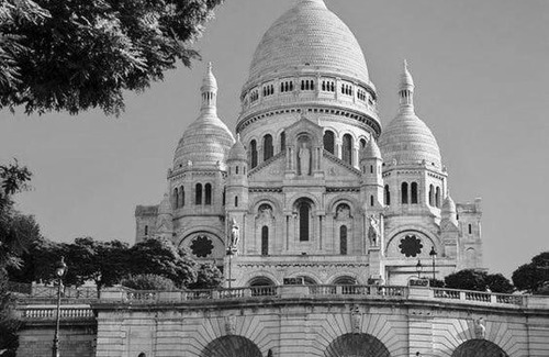 Quartier de Rochechouart Apartment | L'Atelier 35 with view of Montmartre