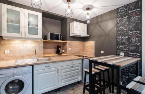 Bourgoin-Jallieu Apartment | L'Atelier- appartement cosy avec cour - centre