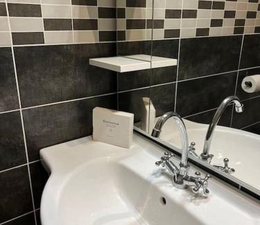 Bourgoin-Jallieu Apartment | L'Atelier- appartement cosy avec cour - centre