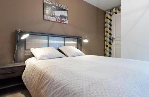 Bourgoin-Jallieu Apartment | L'Atelier- appartement cosy avec cour - centre