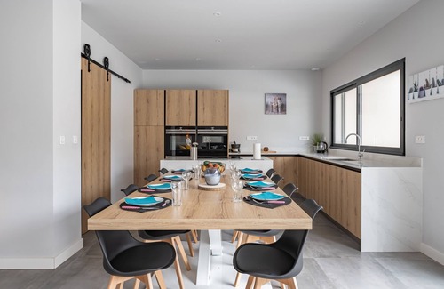 Laroque-des-Alberes House | L'Attrape Rêves - Four Bedroom House, Sleeps 10