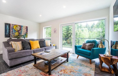 Revelstoke House | L'Austin Reve - Three-Bedroom Condo Close to RMR