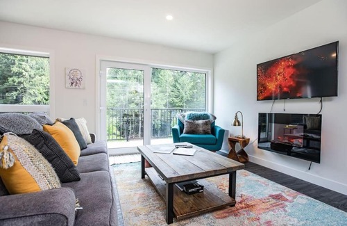 Revelstoke House | L'Austin Reve - Three-Bedroom Condo Close to RMR