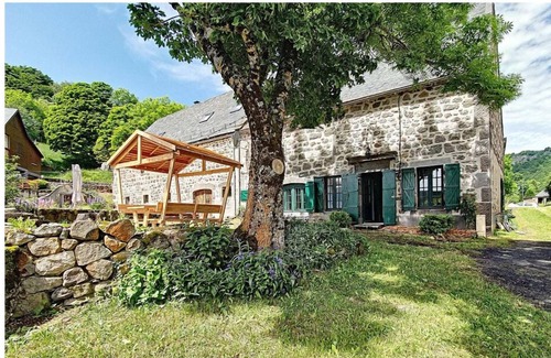Chambon-sur-Lac Cottage | L'auvergnate