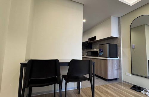 Paranaque Hotel | L.CONDOTEL – Stylish Stay Near MOA, Okada & Airport | Balcony + Fridge