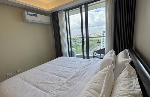 Paranaque Hotel | L.CONDOTEL – Stylish Stay Near MOA, Okada & Airport | Balcony + Fridge
