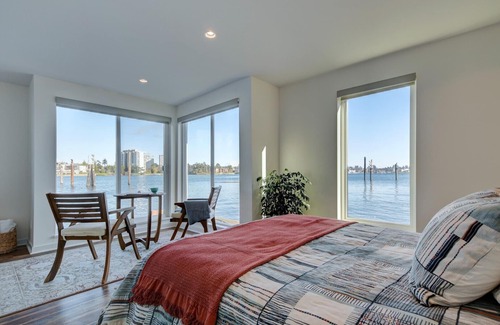 Victoria Boat Rental | L'eau Rider. A unique float home experience.