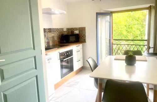 Montreal Apartment | "L'Echapée Belle" Maison de village climatisée de 45m2 à proximité de Carcassonne,1 chbre à l'étage vue panoramique sur les pyrénées, cuisine équipée,1Salon,1 sdb, Wifi, Parking gratuit, Netflix,Canal sat, Fauteuil massant