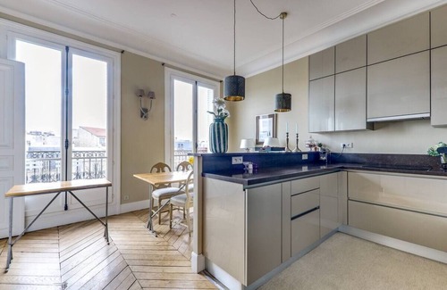 17th Arrondissement Apartment | L'Ecrin - Bright and beautiful views -Batignolles