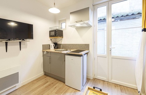 Laval Apartment | L'ensoleillée - Studio à 300 m de la gare de Laval
