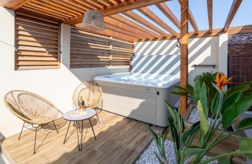 Le Somail Apartment | L'entre deux-suite romantique - jacuzzi privatif - clim réversible - wifi