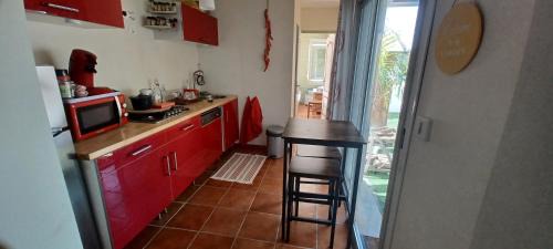 Blagnac House | L'Escale - private bed, shower room & kitchen