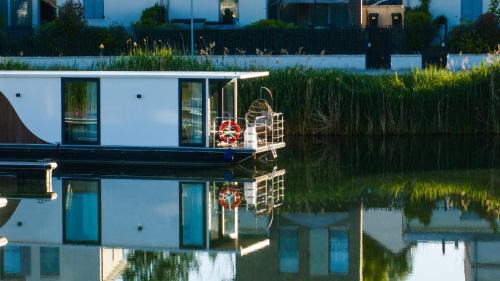 L'Isle-Adam Boat Rental | L'Escale Royale L'Isle Adam Port - Oise