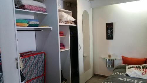 Le Taillan-Medoc House | L Escapade Médocaine Guest Room with Private Driver