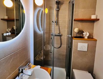 Saint-Jacques-des-Blats Hotel | L'Escoundillou