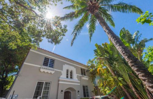 South Beach Apartment | L'Etoile Apartments Part of the Oasis Casita Collection