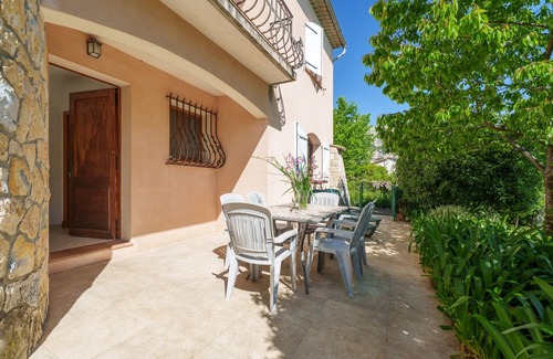 Le Bar-sur-Loup Apartment | L'Eugénie - appt climatisé vue montagne