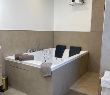 Gournay-en-Bray Apartment | L’Harmonie - suite balneo