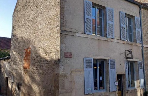 Noyers-sur-Serein Apartment | l'Hirondelle sur la Porte