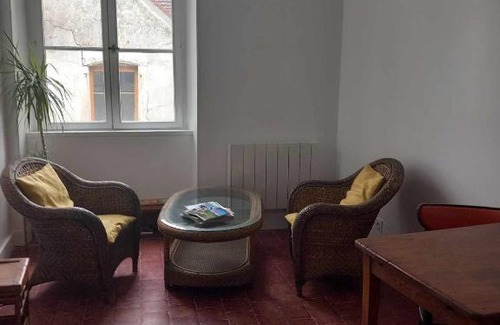 Noyers-sur-Serein Apartment | l'Hirondelle sur la Porte