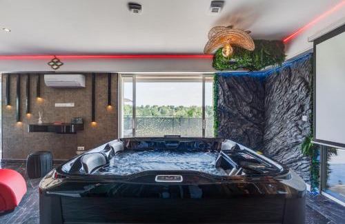 Vieille-Toulouse Apartment | L'Horizon - Suite romantique avec jacuzzi, sauna, piscine & vidéo projecteur