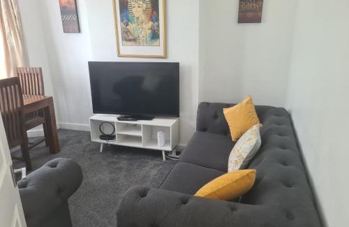 Bilston Apartment | L & J ESCAPES-4 BEDROOMs SUITABLE FOR CONTRACTORS AND FAMILIES- LARGE PRIVATE PARKING-10 MINUTES TO M6 JUNCTION 9