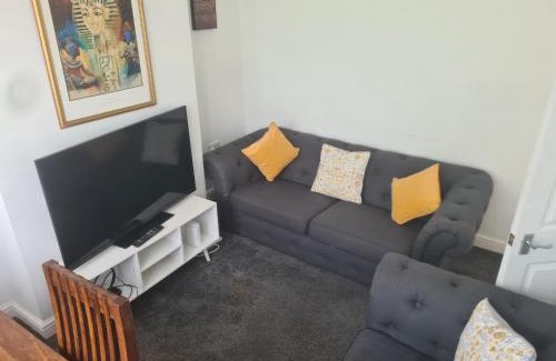 Bilston Apartment | L & J ESCAPES-4 BEDROOMs SUITABLE FOR CONTRACTORS AND FAMILIES- LARGE PRIVATE PARKING-10 MINUTES TO M6 JUNCTION 9